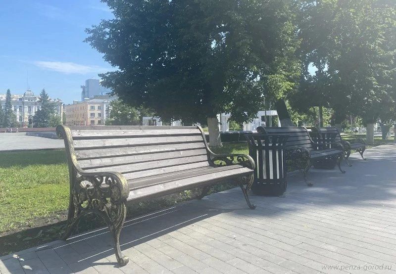 В трех пензенских скверах в Пензе установили новые скамейки и урны, их приобрели за счет средств туристического налога В трех пензенских скверах в Пензе установили новые скамейки и урны, их приобрели за счет средств туристического налога