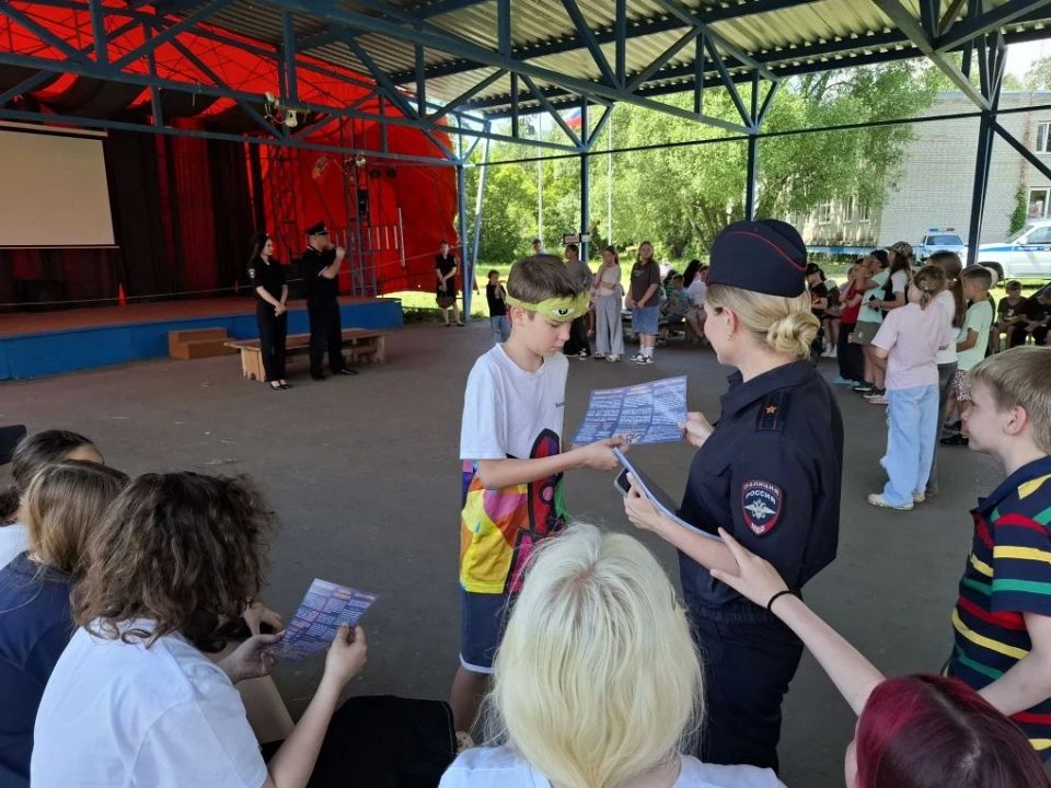В рамках акции «Каникулы с Общественным советом» пензенские полицейские совместно с общественниками посетили детский лагерь «Солнечная долина» В рамках акции «Каникулы с Общественным советом» пензенские полицейские совместно с общественниками посетили детский лагерь «Солнечная долина»