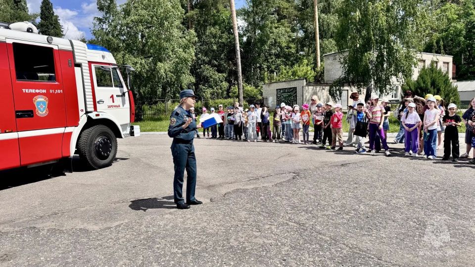 В Заречном стартовала летняя оздоровительная кампания: пожарные проводят уроки безопасности в детских лагерях В Заречном стартовала летняя оздоровительная кампания: пожарные проводят уроки безопасности в детских лагерях