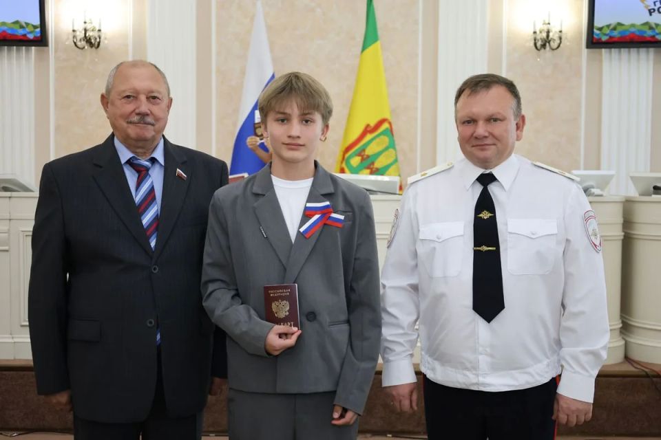 Начальник УМВД России по Пензенской области генерал-майор полиции Павел Гаврилин вручил паспорта граждан Российской Федерации в рамках акции «Мы – граждане России!» Начальник УМВД России по Пензенской области генерал-майор полиции Павел Гаврилин вручил паспорта граждан Российской Федерации в рамках акции «Мы – граждане России!»