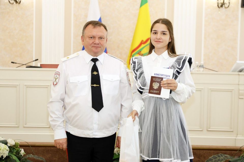 Сергей Егоров и Павел Гаврилин вручили паспорта юным пензенцам Сергей Егоров и Павел Гаврилин вручили паспорта юным пензенцам