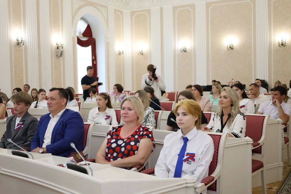 Начальник УМВД России по Пензенской области генерал-майор полиции Павел Гаврилин вручил паспорта граждан Российской Федерации в рамках акции «Мы – граждане России!» Начальник УМВД России по Пензенской области генерал-майор полиции Павел Гаврилин вручил паспорта граждан Российской Федерации в рамках акции «Мы – граждане России!»