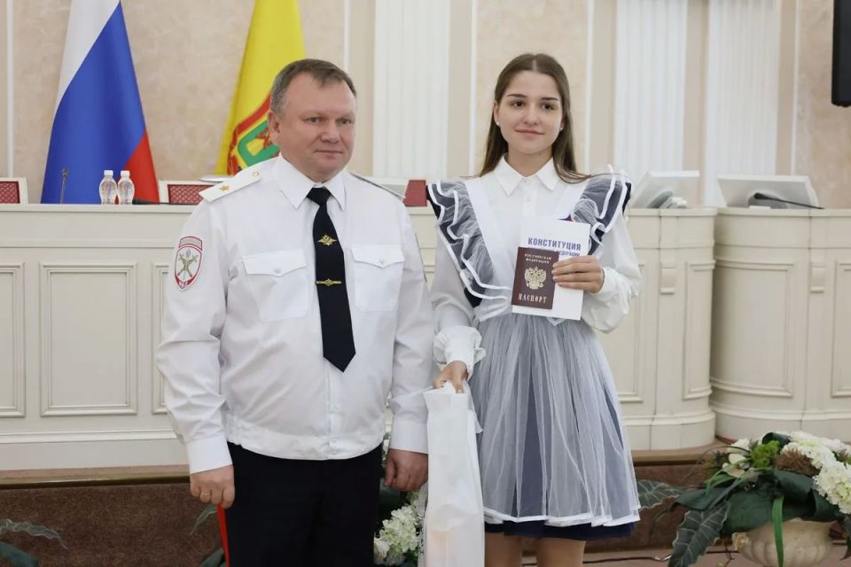 Начальник УМВД России по Пензенской области генерал-майор полиции Павел Гаврилин вручил паспорта граждан Российской Федерации в рамках акции «Мы – граждане России!» Начальник УМВД России по Пензенской области генерал-майор полиции Павел Гаврилин вручил паспорта граждан Российской Федерации в рамках акции «Мы – граждане России!»