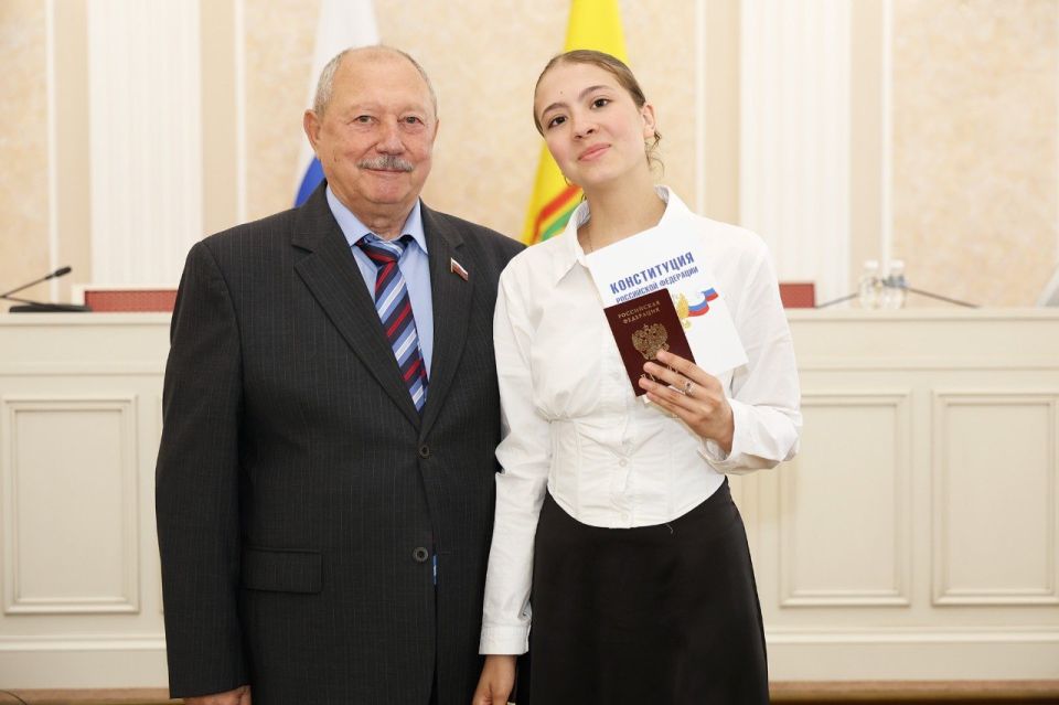 Сергей Егоров и Павел Гаврилин вручили паспорта юным пензенцам Сергей Егоров и Павел Гаврилин вручили паспорта юным пензенцам