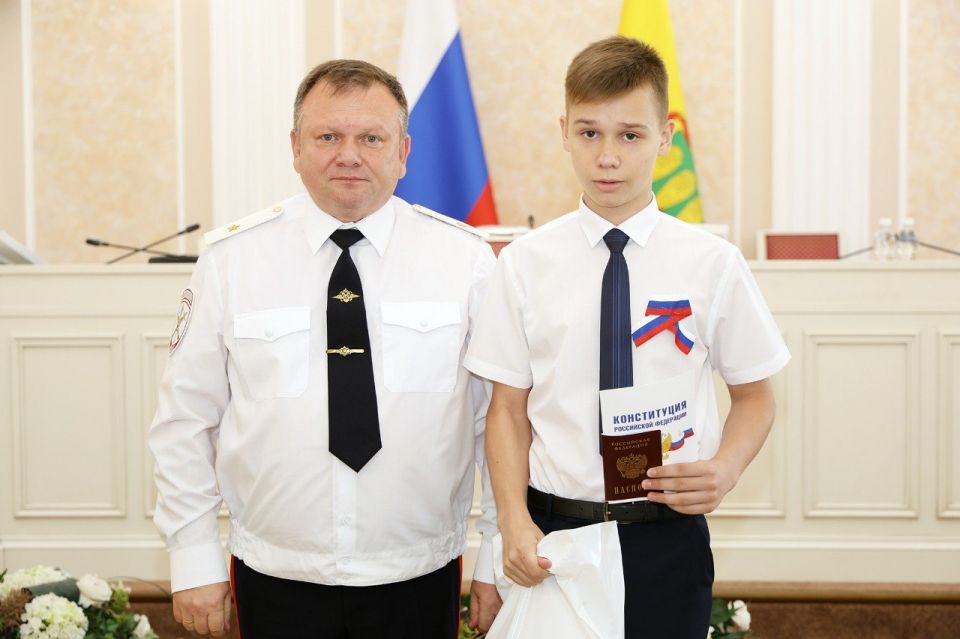 Сергей Егоров и Павел Гаврилин вручили паспорта юным пензенцам Сергей Егоров и Павел Гаврилин вручили паспорта юным пензенцам