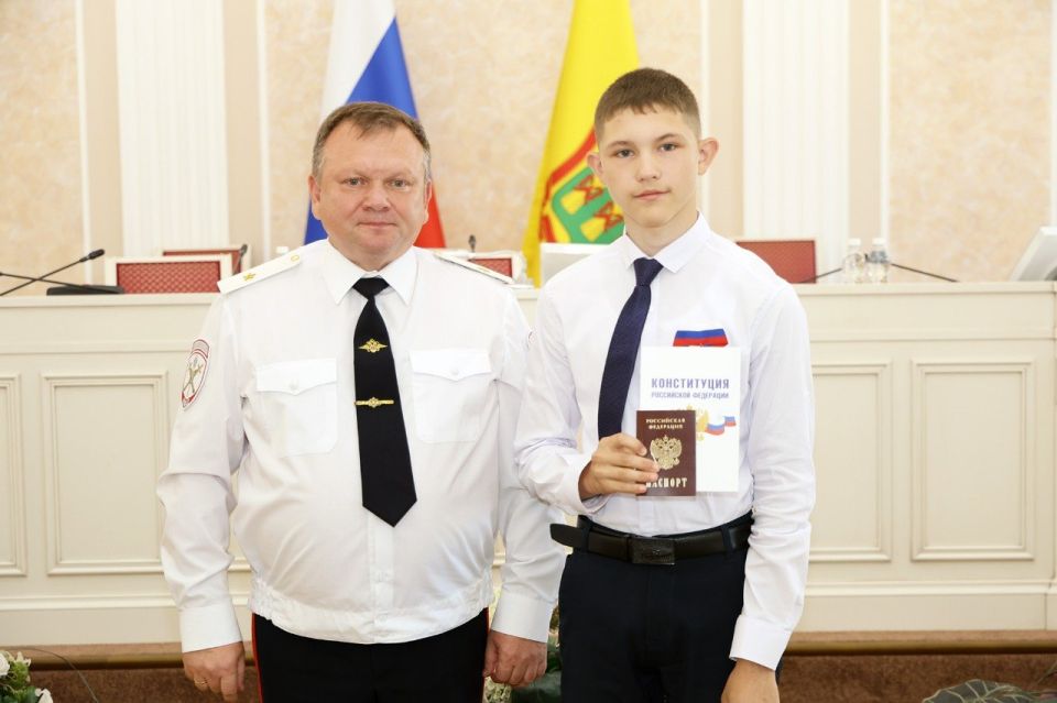 Сергей Егоров и Павел Гаврилин вручили паспорта юным пензенцам Сергей Егоров и Павел Гаврилин вручили паспорта юным пензенцам