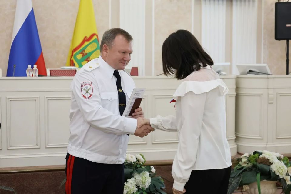 Начальник УМВД России по Пензенской области генерал-майор полиции Павел Гаврилин вручил паспорта граждан Российской Федерации в рамках акции «Мы – граждане России!» Начальник УМВД России по Пензенской области генерал-майор полиции Павел Гаврилин вручил паспорта граждан Российской Федерации в рамках акции «Мы – граждане России!»
