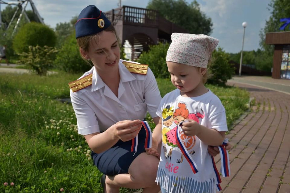 Сотрудники следственного управления присоединились к Всероссийской патриотической акции «Российский триколор» Сотрудники следственного управления присоединились к Всероссийской патриотической акции «Российский триколор»