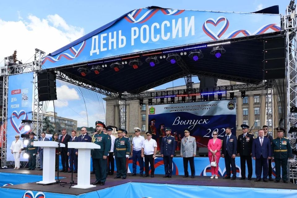 Сегодня прокурор Пензенской области Дмитрий Горшков принял участие в торжественном мероприятии, посвященном празднованию Дня России Сегодня прокурор Пензенской области Дмитрий Горшков принял участие в торжественном мероприятии, посвященном празднованию Дня России