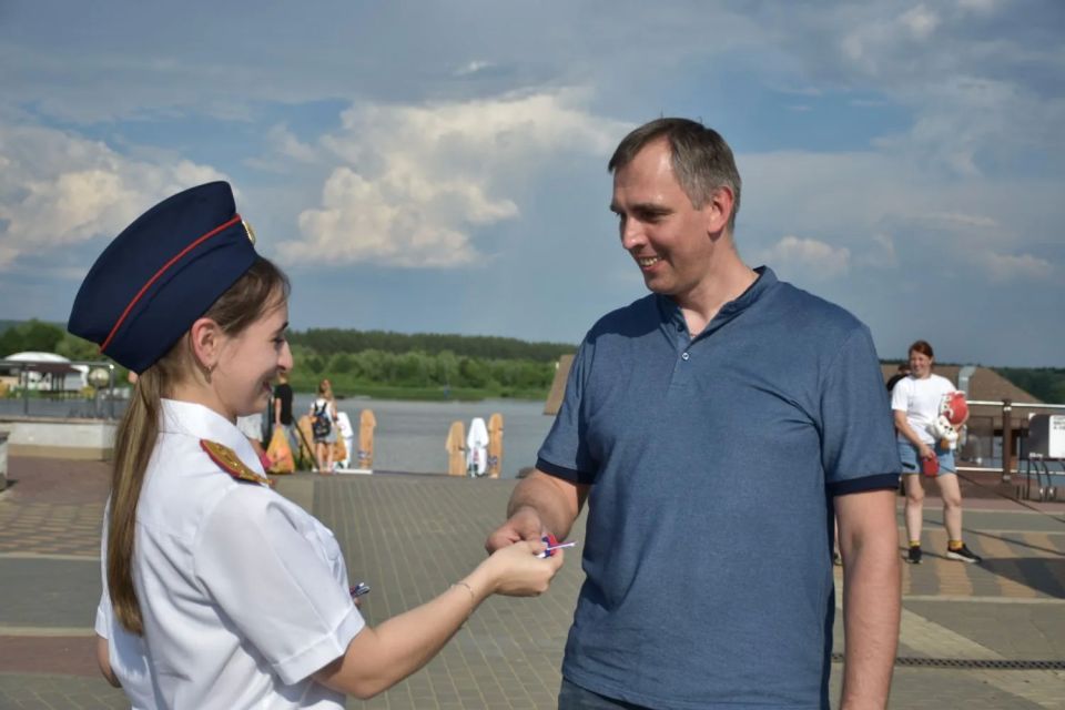 Сотрудники следственного управления присоединились к Всероссийской патриотической акции «Российский триколор» Сотрудники следственного управления присоединились к Всероссийской патриотической акции «Российский триколор»