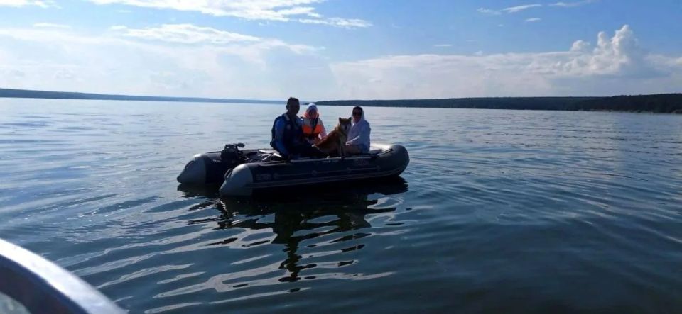 В воскресенье, 14 июня, спасатели помогли семье, которая находилась на Сурском водохранилище в лодке, потерявшей управление