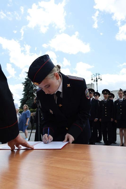 В Пензе молодые сотрудники полиции приняли Присягу на верность Российской Федерации В Пензе молодые сотрудники полиции приняли Присягу на верность Российской Федерации