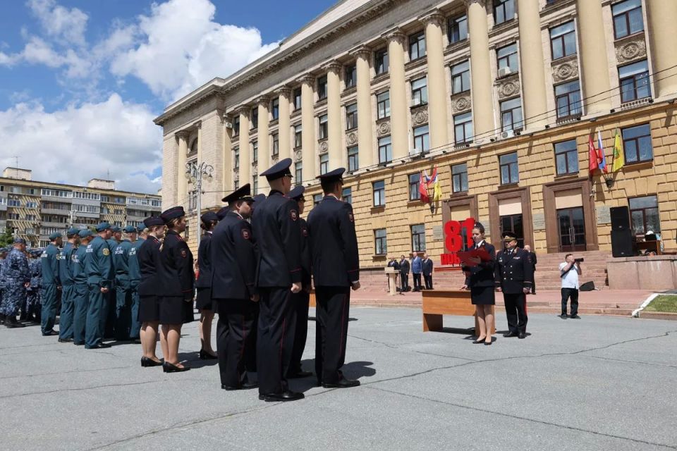 В Пензе молодые сотрудники полиции приняли Присягу на верность Российской Федерации В Пензе молодые сотрудники полиции приняли Присягу на верность Российской Федерации