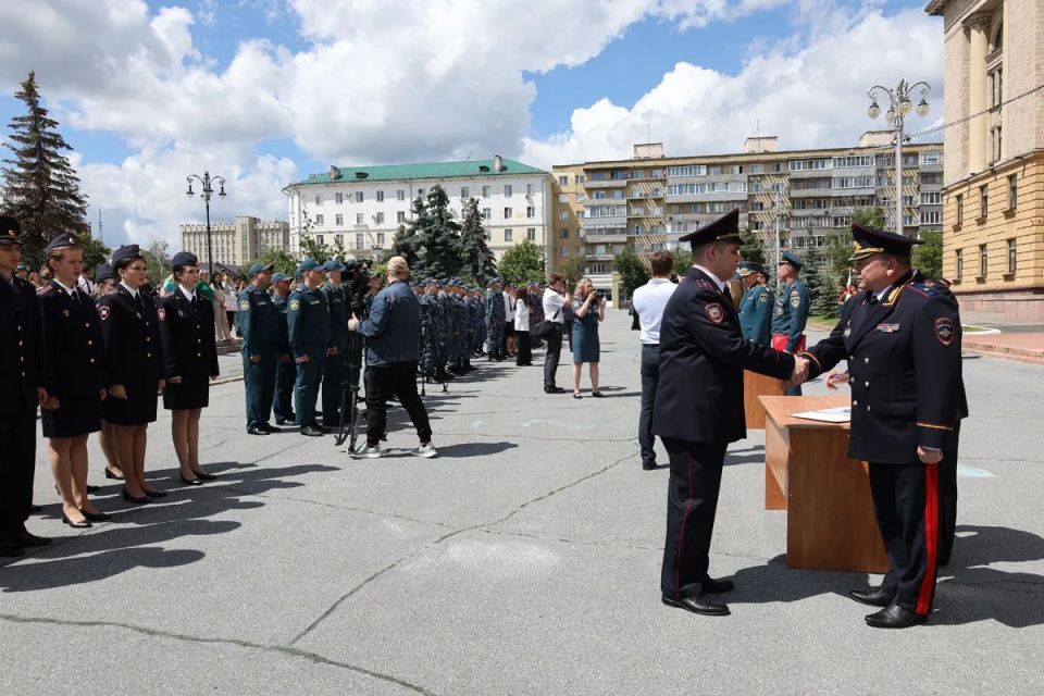В Пензе молодые сотрудники полиции приняли Присягу на верность Российской Федерации В Пензе молодые сотрудники полиции приняли Присягу на верность Российской Федерации