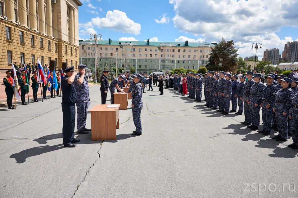 Вадим Супиков поздравил молодых сотрудников силовых ведомств с принятием присяги Вадим Супиков поздравил молодых сотрудников силовых ведомств с принятием присяги