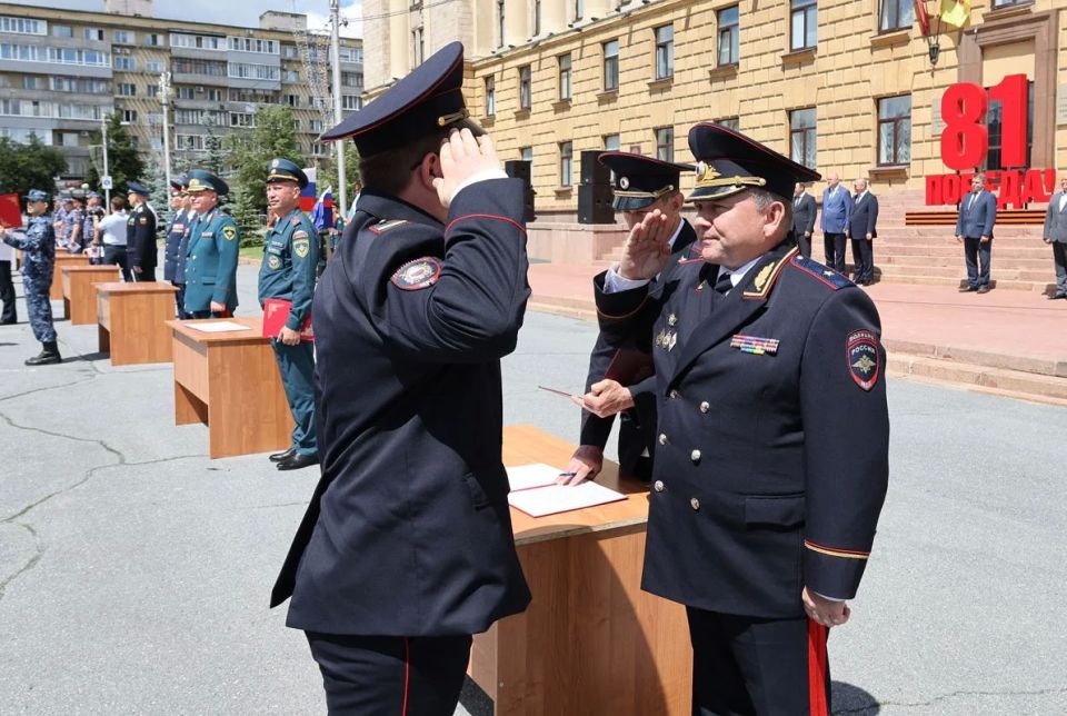 В Пензе молодые сотрудники полиции приняли Присягу на верность Российской Федерации В Пензе молодые сотрудники полиции приняли Присягу на верность Российской Федерации