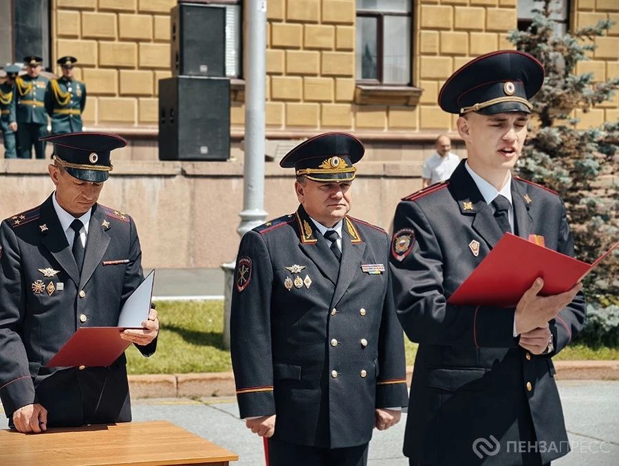 Впервые в Пензе прошла совместная церемония приведения к присяге сотрудников силовых структур Впервые в Пензе прошла совместная церемония приведения к присяге сотрудников силовых структур