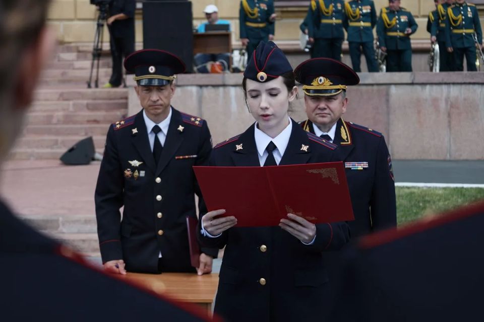 В Пензе молодые сотрудники полиции приняли Присягу на верность Российской Федерации В Пензе молодые сотрудники полиции приняли Присягу на верность Российской Федерации