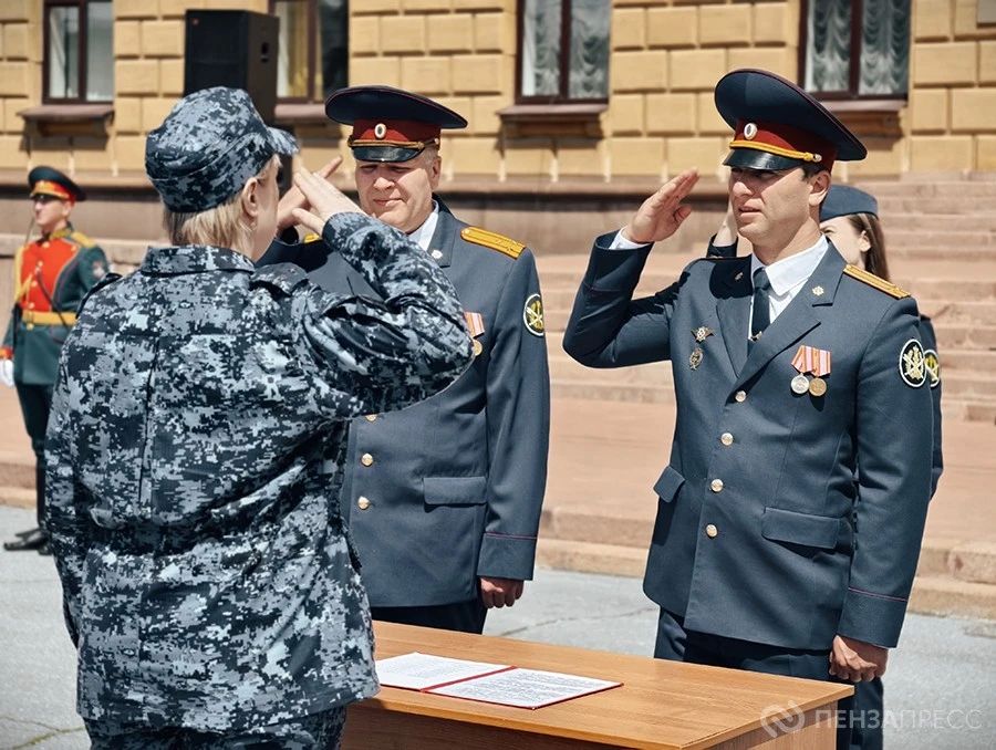 Впервые в Пензе прошла совместная церемония приведения к присяге сотрудников силовых структур Впервые в Пензе прошла совместная церемония приведения к присяге сотрудников силовых структур