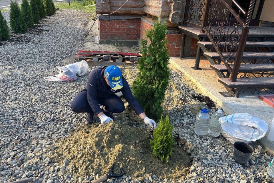 Павел Куликов принял участие в посадке деревьев возле нового храма в Пензе Павел Куликов принял участие в посадке деревьев возле нового храма в Пензе