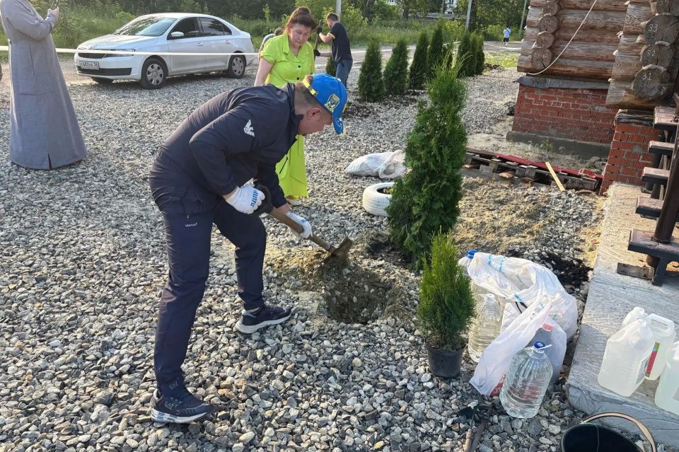 Павел Куликов принял участие в посадке деревьев возле нового храма в Пензе Павел Куликов принял участие в посадке деревьев возле нового храма в Пензе