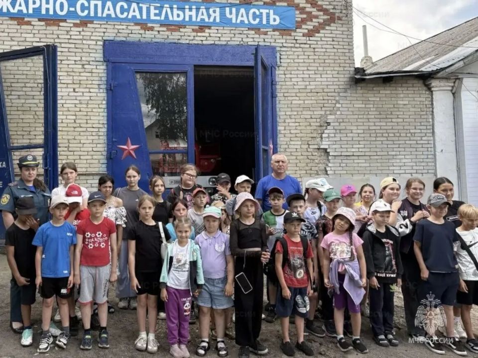 Лето с пользой: сотрудники МЧС России учат детей основам безопасности во время каникул Лето с пользой: сотрудники МЧС России учат детей основам безопасности во время каникул