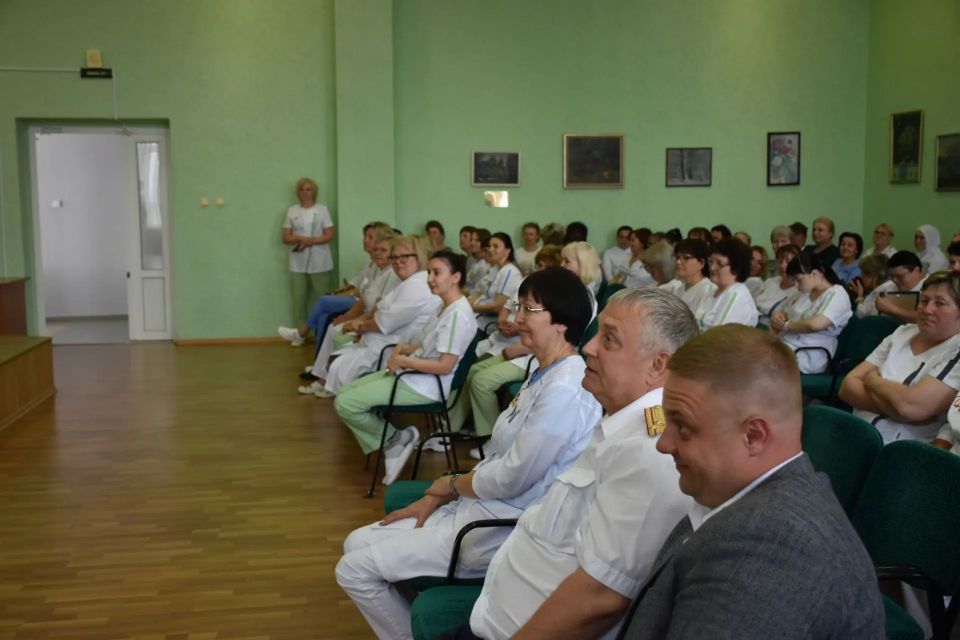 Сотрудники следственного управления поздравили коллектив Пензенского областного госпиталя с наступающим профессиональным праздником Сотрудники следственного управления поздравили коллектив Пензенского областного госпиталя с наступающим профессиональным праздником