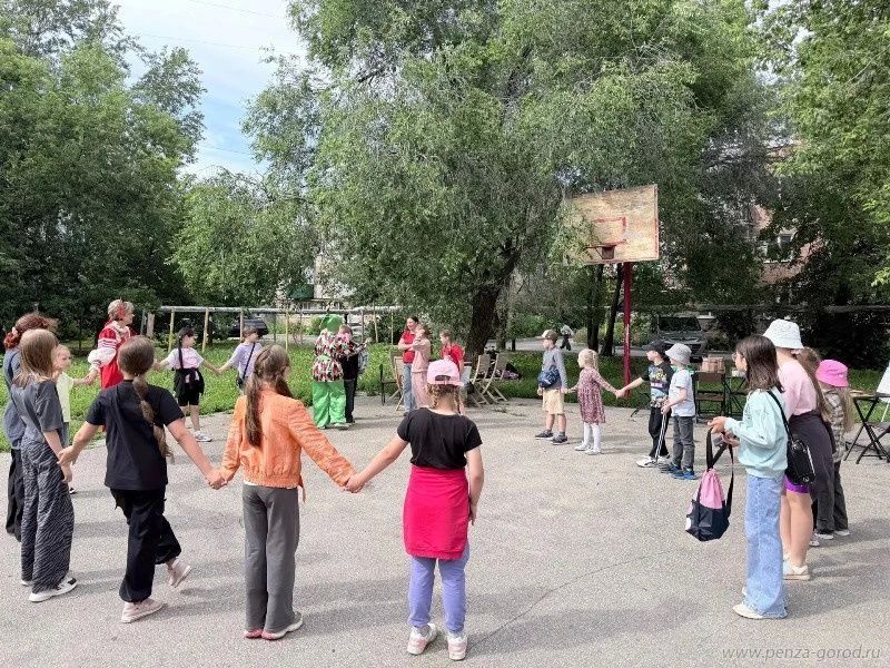 «Читающие дворики»: как пензенцы проводят летний досуг «Читающие дворики»: как пензенцы проводят летний досуг