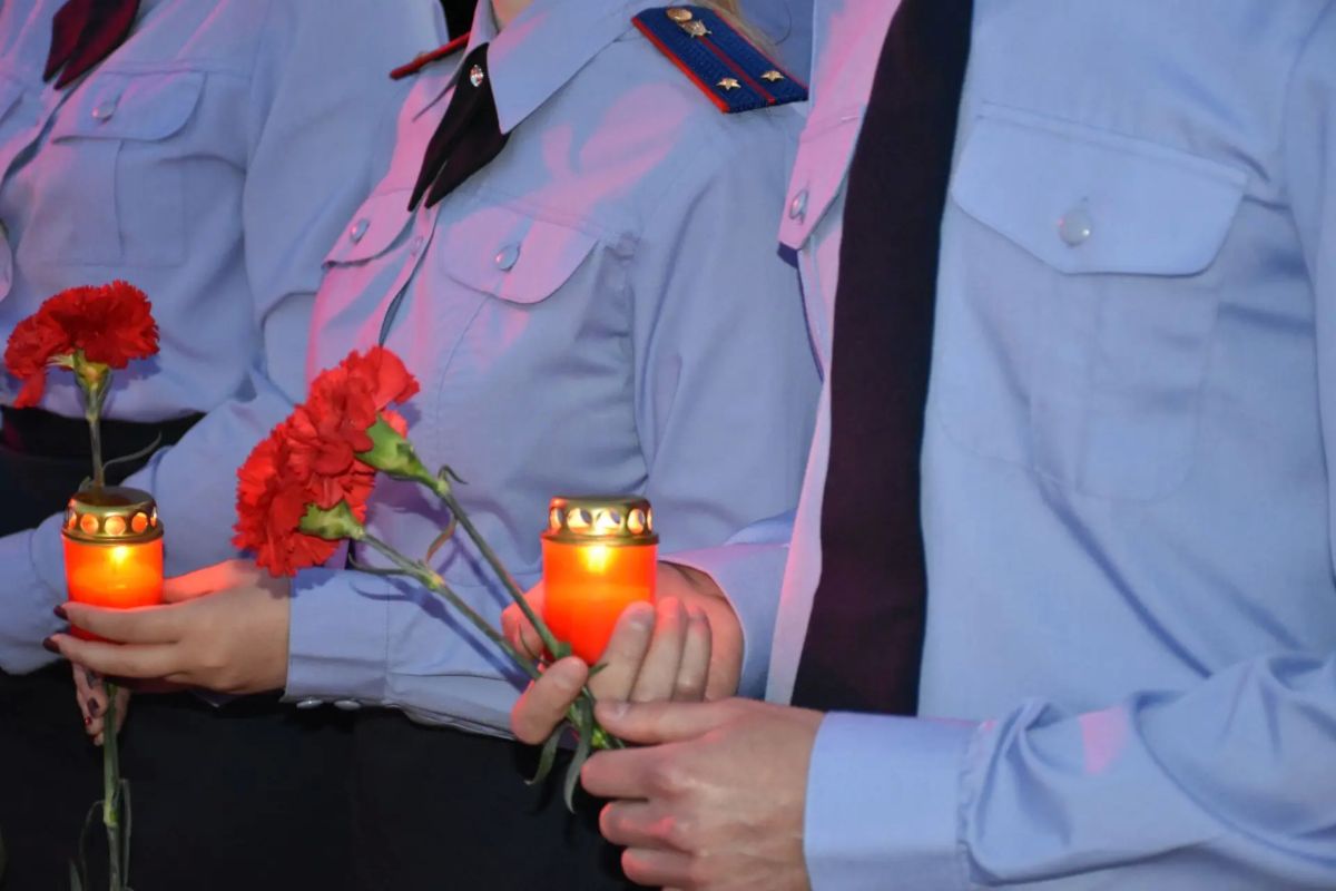 Сотрудники следственного управления приняли участие в акции «Свеча памяти» Сотрудники следственного управления приняли участие в акции «Свеча памяти»