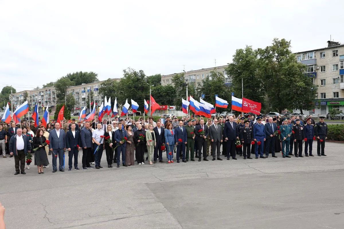Начальник УМВД России по Пензенской области и личный состав регионального УМВД почтили память павших за Родину в Великой Отечественной войне Начальник УМВД России по Пензенской области и личный состав регионального УМВД почтили память павших за Родину в Великой Отечественной войне