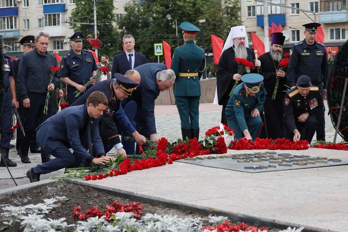Начальник УМВД России по Пензенской области и личный состав регионального УМВД почтили память павших за Родину в Великой Отечественной войне Начальник УМВД России по Пензенской области и личный состав регионального УМВД почтили память павших за Родину в Великой Отечественной войне