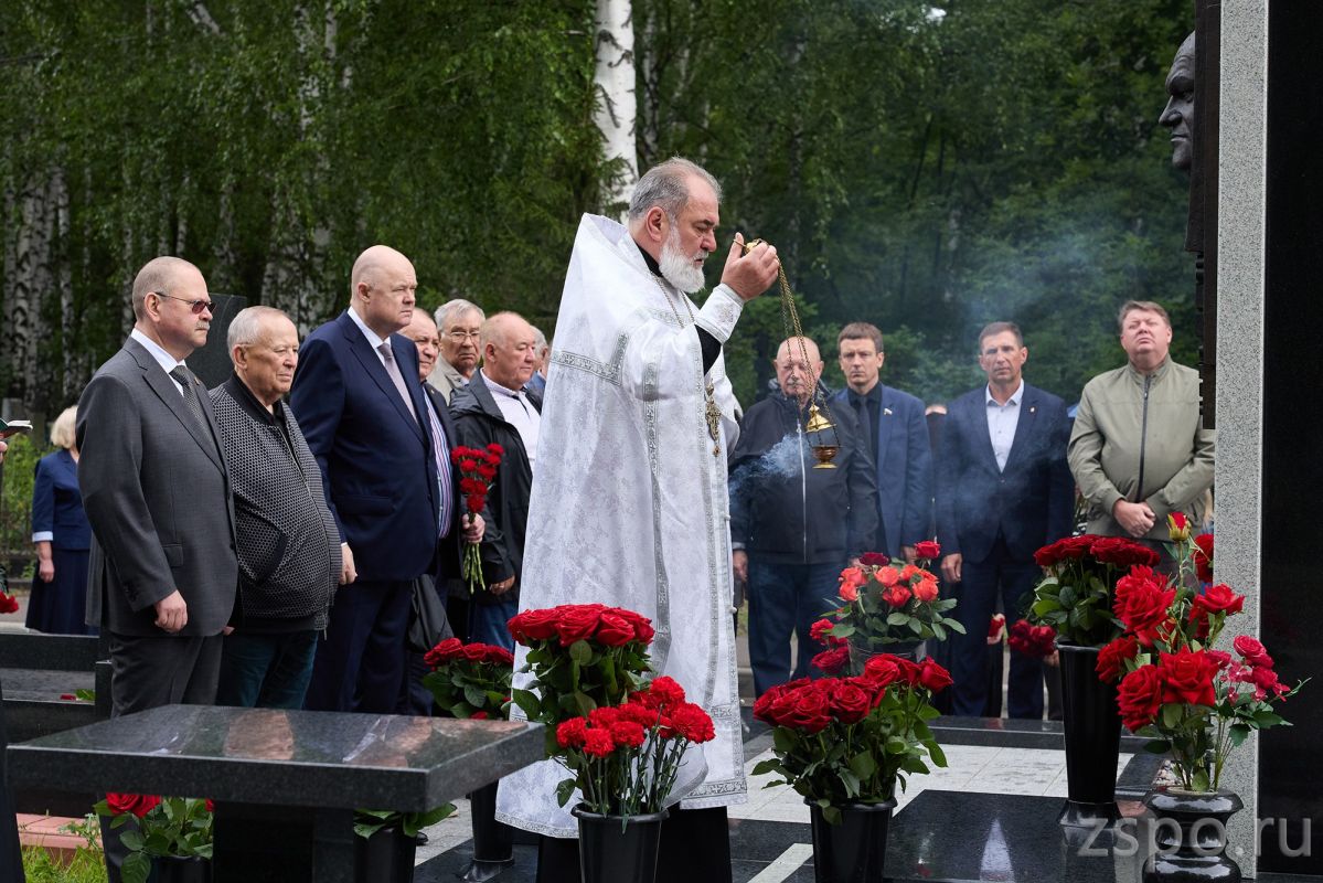 В Пензе почтили память экс-губернатора Василия Бочкарева В Пензе почтили память экс-губернатора Василия Бочкарева
