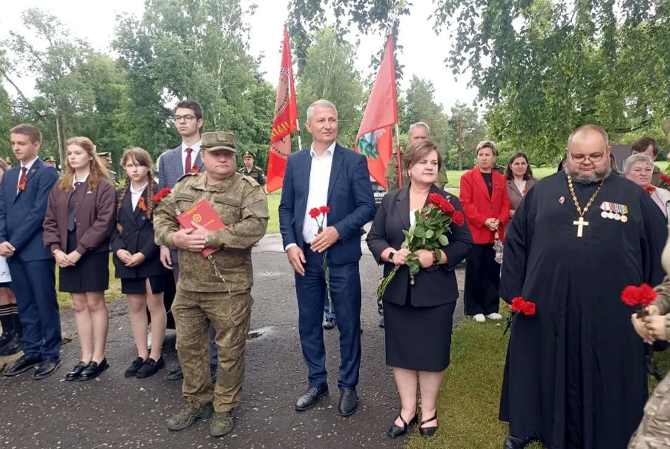 22 июня в селе Радищево Кузнецкого района состоялась торжественная церемония захоронения останков красноармейца Гурьянова Бориса Алексеевича 22 июня в селе Радищево Кузнецкого района состоялась торжественная церемония захоронения останков красноармейца Гурьянова Бориса Алексеевича