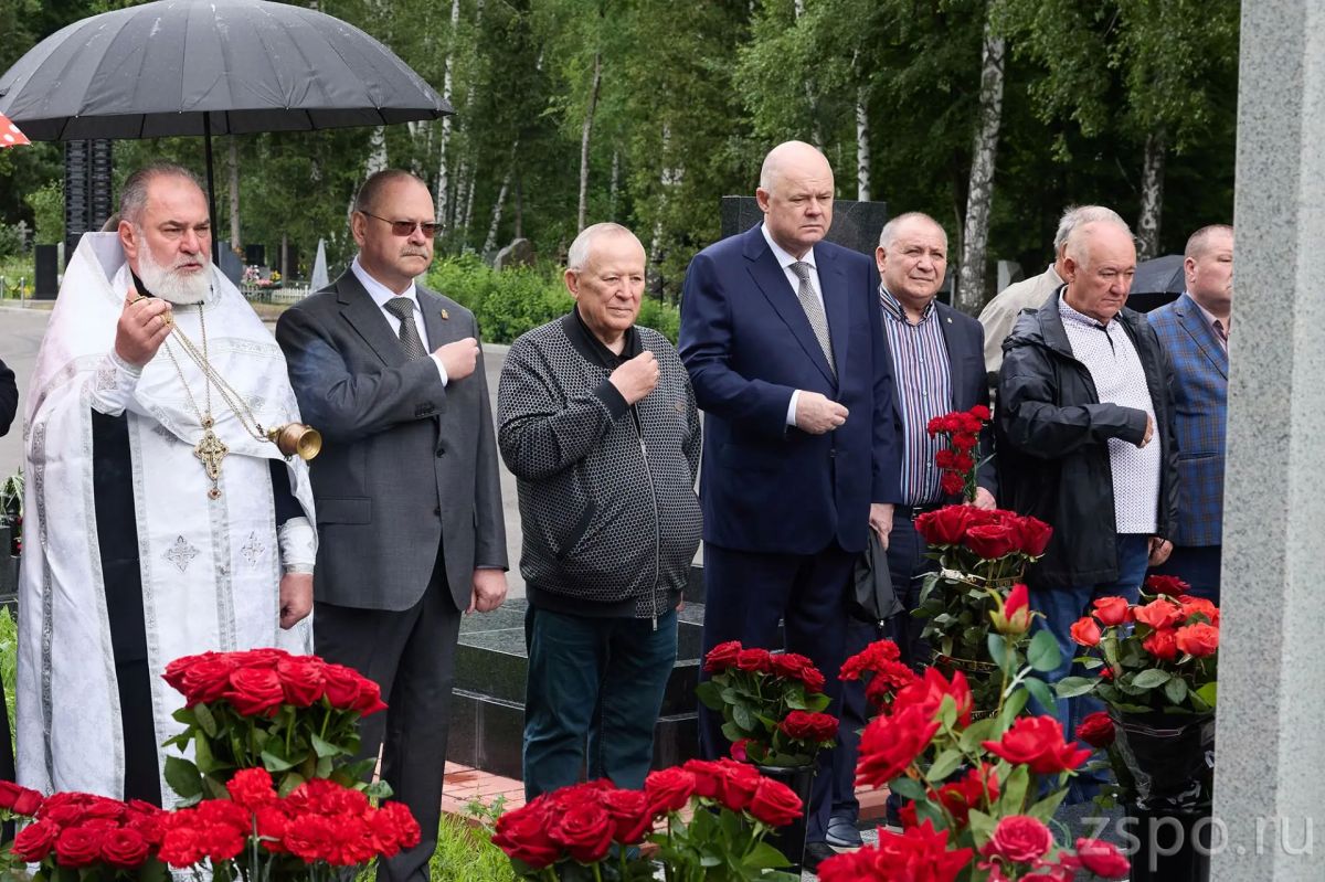 В Пензе почтили память экс-губернатора Василия Бочкарева В Пензе почтили память экс-губернатора Василия Бочкарева