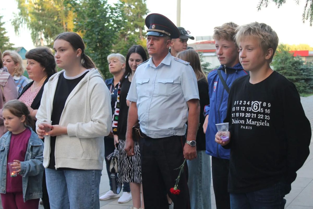 В Башмаковском районе полицейские присоединились к общероссийской акции «Свеча памяти» В Башмаковском районе полицейские присоединились к общероссийской акции «Свеча памяти»