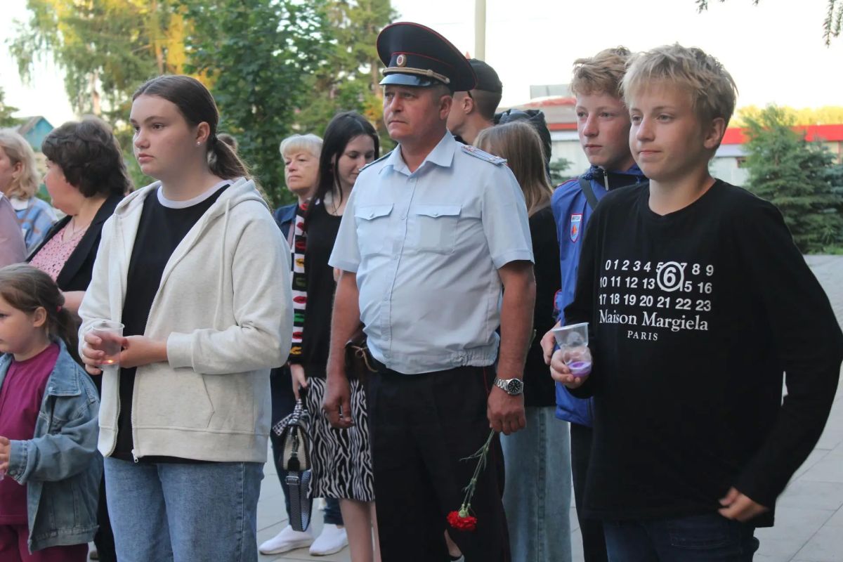 В Башмаковском районе полицейские присоединились к общероссийской акции «Свеча памяти» В Башмаковском районе полицейские присоединились к общероссийской акции «Свеча памяти»
