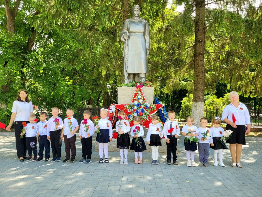 День памяти и скорби. Сегодня, 22 июня, в нашем детском саду прошел особенный день – День памяти и скорби. Этот день, наполненный глубоким смыслом, мы посвятили памяти тех, кто отдал свои жизни за мирное небо над нашими... День памяти и скорби. Сегодня, 22 июня, в нашем детском саду прошел особенный день – День памяти и скорби. Этот день, наполненный глубоким смыслом, мы посвятили памяти тех, кто отдал свои жизни за мирное небо над нашими...