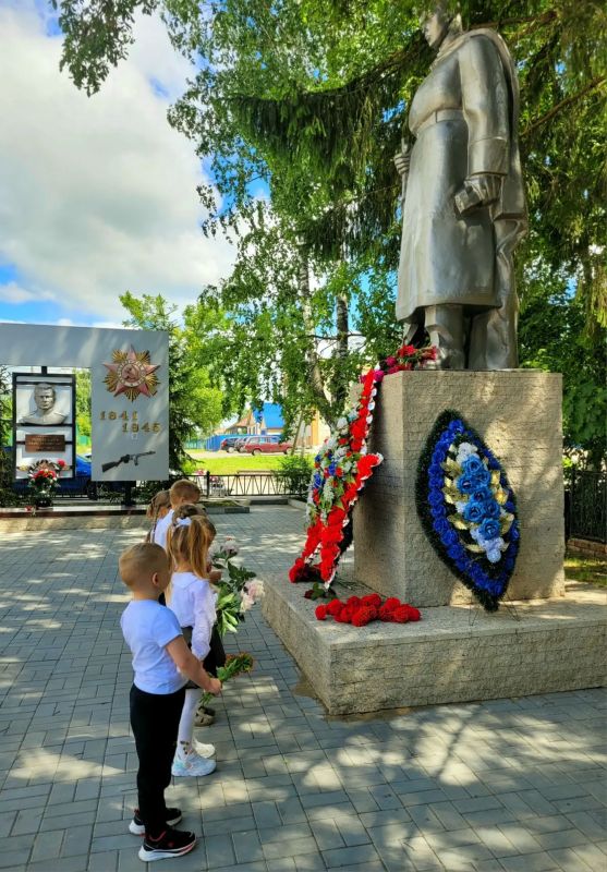 День памяти и скорби. Сегодня, 22 июня, в нашем детском саду прошел особенный день – День памяти и скорби. Этот день, наполненный глубоким смыслом, мы посвятили памяти тех, кто отдал свои жизни за мирное небо над нашими... День памяти и скорби. Сегодня, 22 июня, в нашем детском саду прошел особенный день – День памяти и скорби. Этот день, наполненный глубоким смыслом, мы посвятили памяти тех, кто отдал свои жизни за мирное небо над нашими...