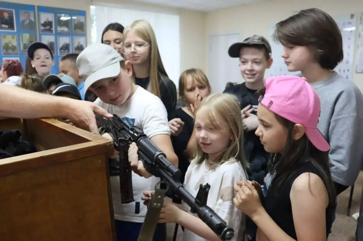 "За кулисами" полиции. В Пензенской области воспитанники летнего детского лагеря в гостях у правоохранителей "За кулисами" полиции. В Пензенской области воспитанники летнего детского лагеря в гостях у правоохранителей