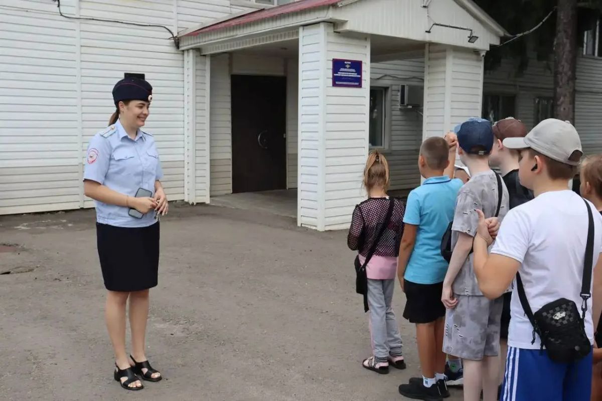"За кулисами" полиции. В Пензенской области воспитанники летнего детского лагеря в гостях у правоохранителей "За кулисами" полиции. В Пензенской области воспитанники летнего детского лагеря в гостях у правоохранителей