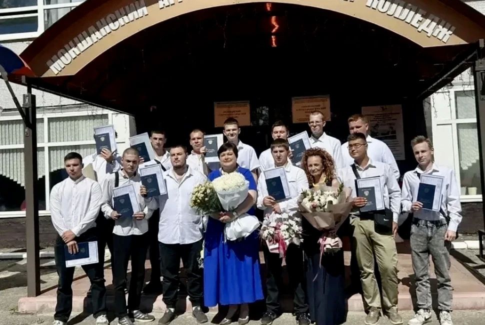 В Мокшанском агротехнологическом колледже состоялась церемония вручения дипломов о среднем профессиональном образовании выпускникам 2026 года В Мокшанском агротехнологическом колледже состоялась церемония вручения дипломов о среднем профессиональном образовании выпускникам 2026 года