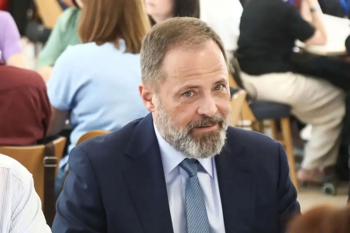 Олег Мельниченко: Сегодня в Пензенской области работает полномочный представитель Президента РФ в ПФО Игорь Анатольевич Комаров, который начал свой визит с центра «Ключевский», где при содействии Аппарата полпреда и нашего... Олег Мельниченко: Сегодня в Пензенской области работает полномочный представитель Президента РФ в ПФО Игорь Анатольевич Комаров, который начал свой визит с центра «Ключевский», где при содействии Аппарата полпреда и нашего...