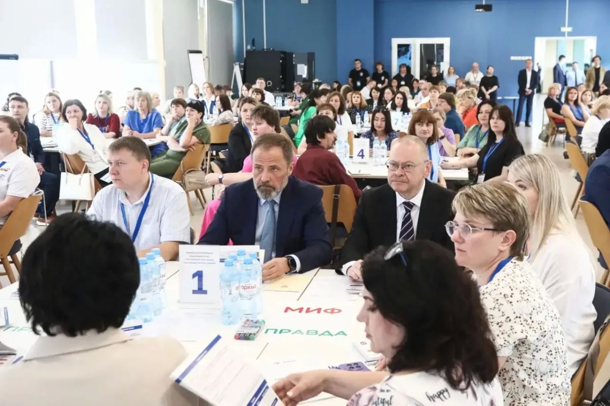 Олег Мельниченко: Сегодня в Пензенской области работает полномочный представитель Президента РФ в ПФО Игорь Анатольевич Комаров, который начал свой визит с центра «Ключевский», где при содействии Аппарата полпреда и нашего... Олег Мельниченко: Сегодня в Пензенской области работает полномочный представитель Президента РФ в ПФО Игорь Анатольевич Комаров, который начал свой визит с центра «Ключевский», где при содействии Аппарата полпреда и нашего...