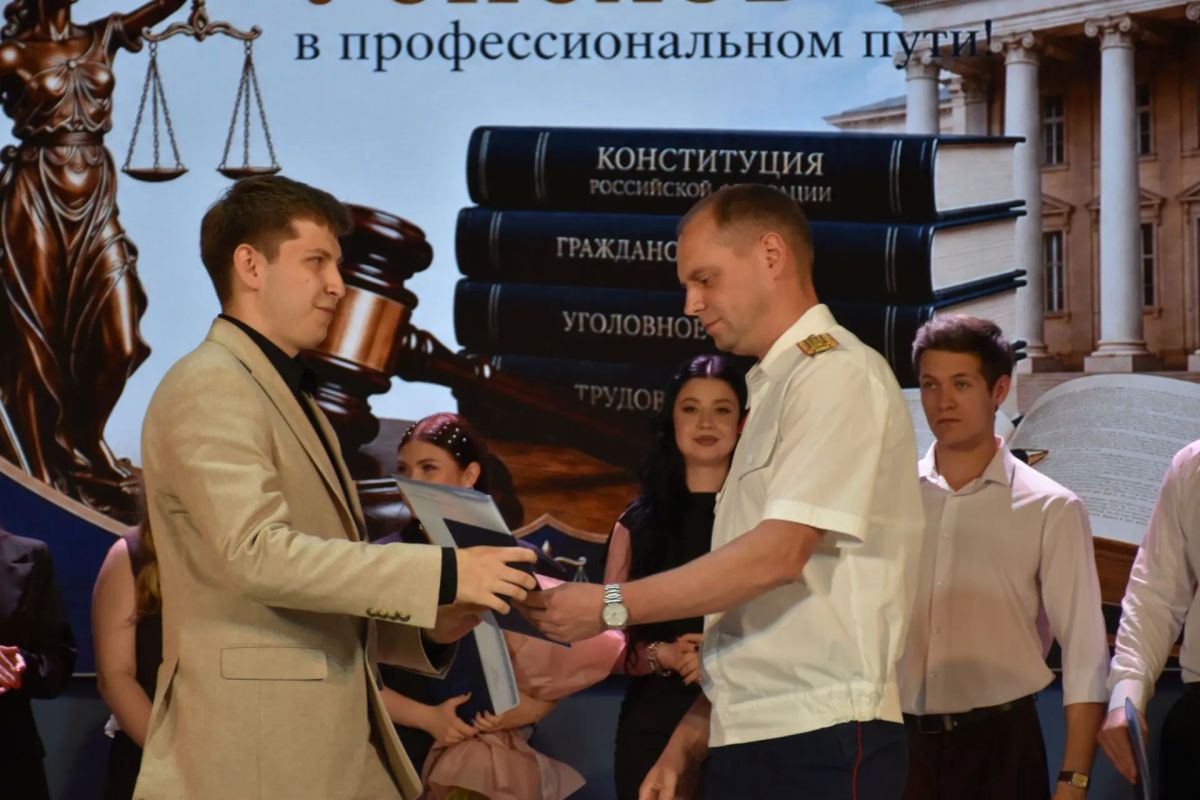 Исполняющий обязанности руководителя следственного управления принял участие в торжественном вручении дипломов выпускникам Юридического института Пензенского государственного университета Исполняющий обязанности руководителя следственного управления принял участие в торжественном вручении дипломов выпускникам Юридического института Пензенского государственного университета