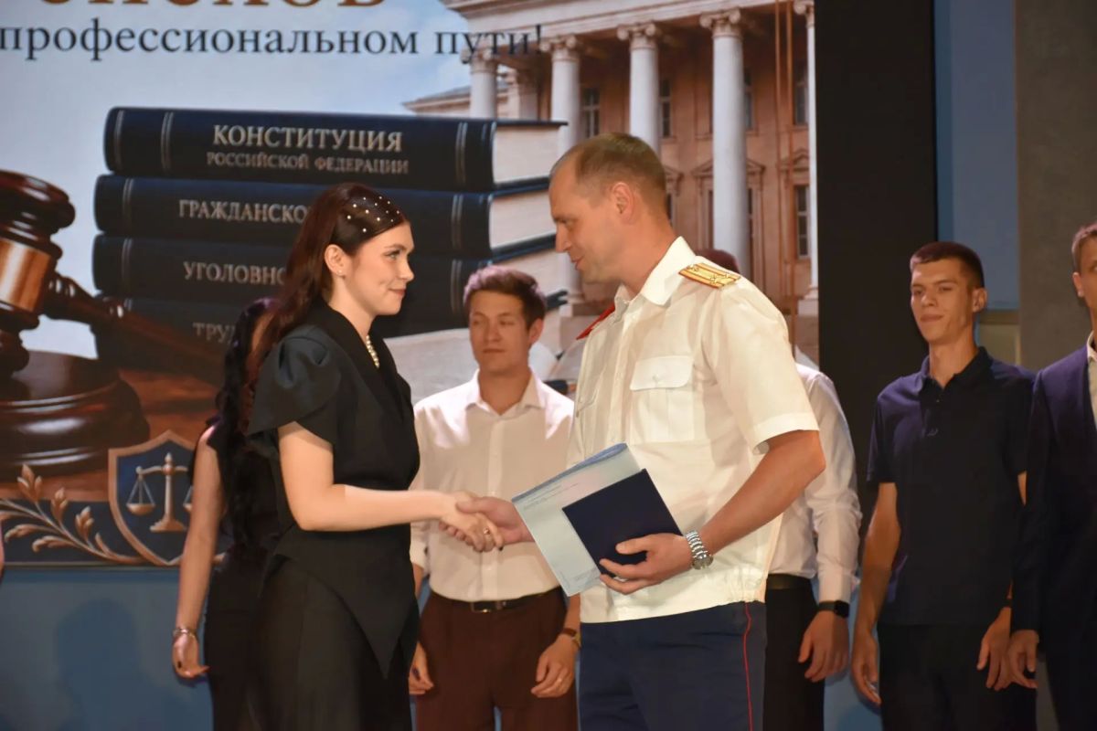Исполняющий обязанности руководителя следственного управления принял участие в торжественном вручении дипломов выпускникам Юридического института Пензенского государственного университета Исполняющий обязанности руководителя следственного управления принял участие в торжественном вручении дипломов выпускникам Юридического института Пензенского государственного университета