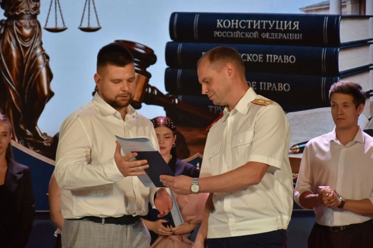 Исполняющий обязанности руководителя следственного управления принял участие в торжественном вручении дипломов выпускникам Юридического института Пензенского государственного университета Исполняющий обязанности руководителя следственного управления принял участие в торжественном вручении дипломов выпускникам Юридического института Пензенского государственного университета