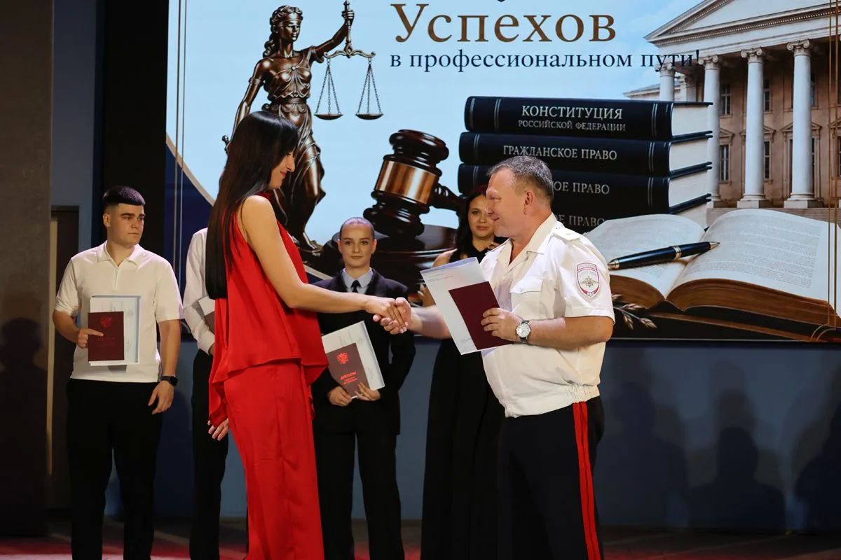 Начальник регионального УМВД поздравил выпускников юридического института Пензенского государственного университета Начальник регионального УМВД поздравил выпускников юридического института Пензенского государственного университета
