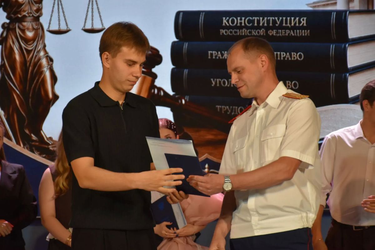 Исполняющий обязанности руководителя следственного управления принял участие в торжественном вручении дипломов выпускникам Юридического института Пензенского государственного университета Исполняющий обязанности руководителя следственного управления принял участие в торжественном вручении дипломов выпускникам Юридического института Пензенского государственного университета