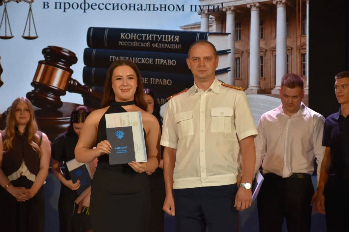 Исполняющий обязанности руководителя следственного управления принял участие в торжественном вручении дипломов выпускникам Юридического института Пензенского государственного университета Исполняющий обязанности руководителя следственного управления принял участие в торжественном вручении дипломов выпускникам Юридического института Пензенского государственного университета