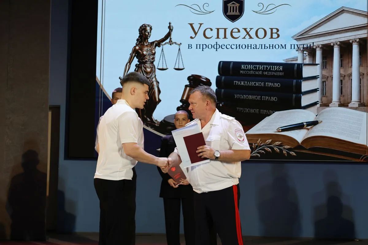 Начальник регионального УМВД поздравил выпускников юридического института Пензенского государственного университета Начальник регионального УМВД поздравил выпускников юридического института Пензенского государственного университета